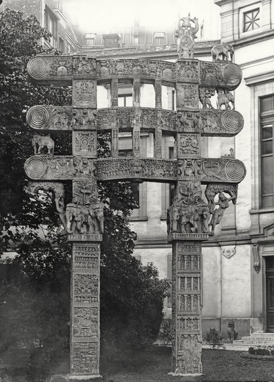 A sanchie-i kúp keleti kapuja alkotó: Indian School