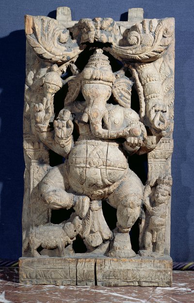 Ganesh trónoló szobra (fa) alkotó: Indian School