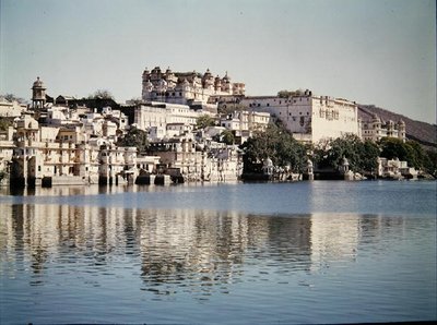 Kilátás a városi palotára a Pichola-tavon alkotó: Indian School