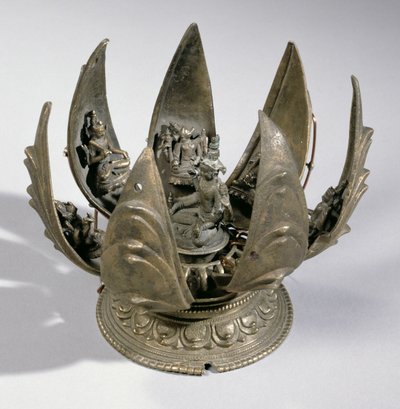 Visnu a lótusszal körülvéve inkarnációival a csuklós szirmokon, Kelet-India, 1200 körül (bronz) alkotó: Indian School