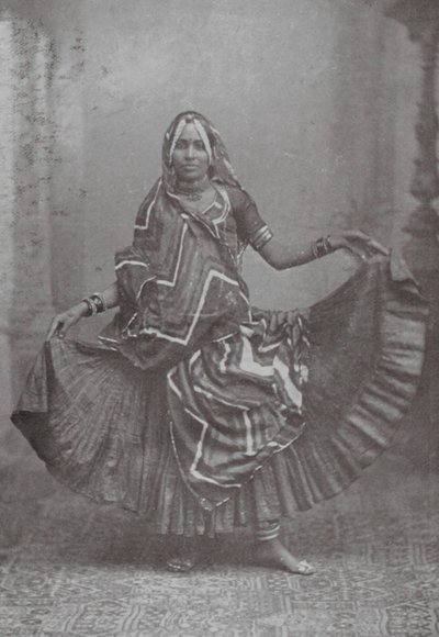 Bombay / Mumbai: Indiai szoknyatánc (fekete-fehér fotó) alkotó: Indian photographer