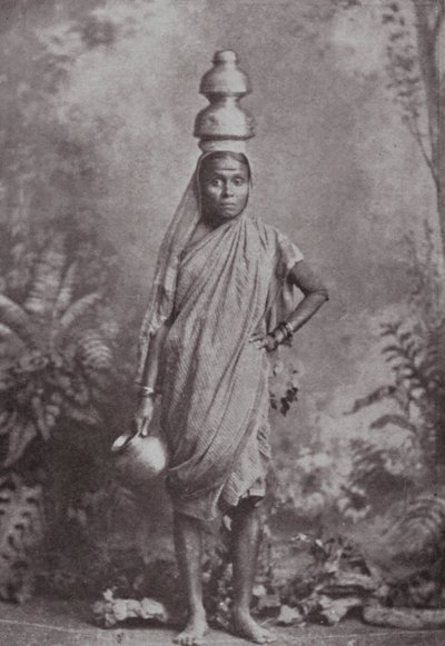 Bombay / Mumbai: A tejeslány (fekete-fehér fotó) alkotó: Indian photographer