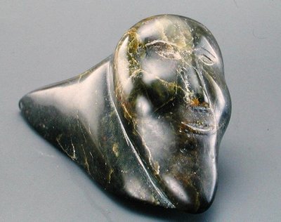 Mosolygó ember, a Dorset-fokról (szappankő) alkotó: Inuit School