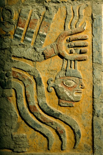 Egy lefejező figura, amely félelmetes haragot idéz El Brujo-ban, a Moche - egy olyan kultúra, amely Peru északi partvidékén uralkodott körülbelül A....-tól - piramisok távoli romkomplexumában. alkotó: Ira Block