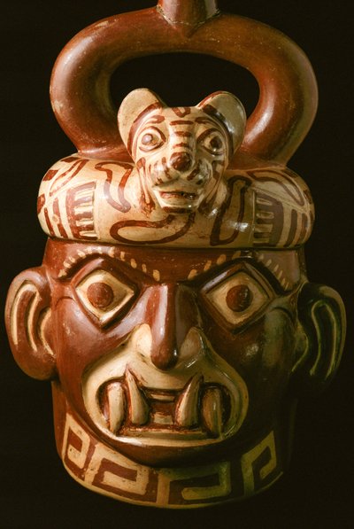 Egy agyaras szájú kerámialelet, amelyet El Brujo-ban találtak, a Moche - a Peru északi partvidékét körülbelül Kr. u. 100 és 800 között uraló kultúra - piramisromjainak távoli komplexumában. Max Uhle német régész 1899-ben a Moche-völgyben ásott, és elsőként alkotó: Ira Block