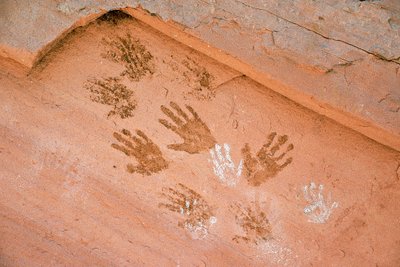 Anasazi kézlenyomat, ősi sziklarajz, amelyet a Utah állambeli Grand Gulchban találtak. alkotó: Ira Block