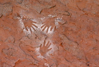 Ősi anasazi sziklarajzok, egy kézlenyomat Grand Gulch-ban, Utah államban alkotó: Ira Block
