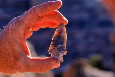 Ősi anazasi nyílhegy, Utah államban alkotó: Ira Block