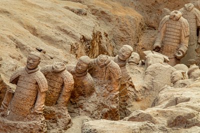 A Terra Cotta Harcos Múzeumban, a különböző harcosok jelenetei a Pit 1 területen., 2009 (fotó) alkotó: Ira Block