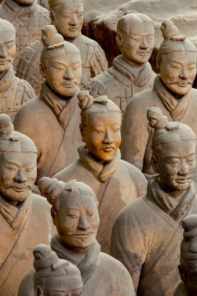 A Terra Cotta Harcos Múzeumban, a különböző harcosok jelenetei a Pit 1 területen., 2009 (fotó) alkotó: Ira Block