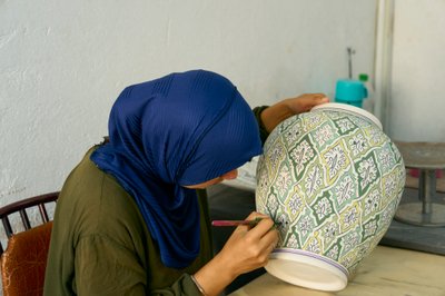 Nő munka közben egy kerámiagyárban Fezben, Marokkó, 2022 (fotó) alkotó: Ira Block