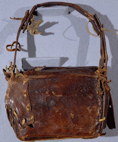 MS CCC 282 The Corpus Christi Book Satchel or Budget, hátulról nézve, ír, c.1120-30 (bőr) alkotó: Irish School