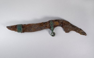 Nagy kés hüvely maradványokkal, valószínűleg Sopronból, Magyarország, vaskor (vas és fa) alkotó: Iron Age
