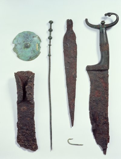 Fentről lefelé: Kés, lándzsahegy, horgászhorog, ruhatű, övkorong és fejsze, mindegyiket a hallstatti férfisírokban találták, vaskorban. alkotó: Iron Age