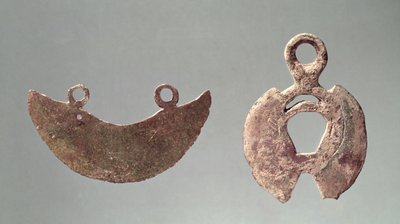 Két borotva, a hallstatti temetőből (bronz) alkotó: Iron Age