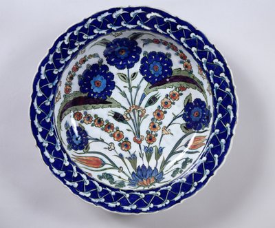 Virágos díszítésű edény, Iznik (kerámia) alkotó: Islamic School