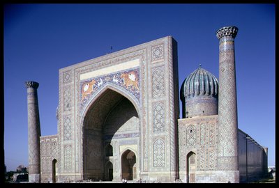 A Shirdar Madrasa homlokzata, Timurid időszak, Rigestan tér, 1619-35 körül alkotó: Islamic School