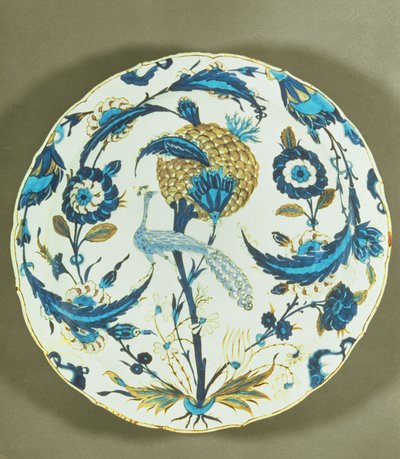 Virágok között ülő pávával festett iznik edény, Törökország, 1550-55 körül (polikróm, máz alatti edény) alkotó: Islamic School