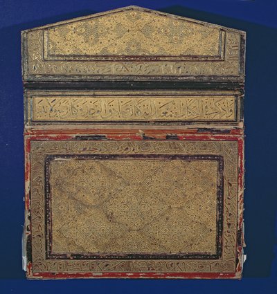 Egy Korán-tok külső oldala 56-os szúra aranyozott eslimi-mintával (bőr) (lásd: 181734) alkotó: Islamic School