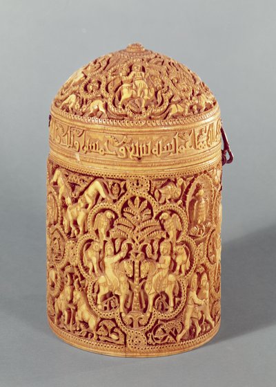 Pyx az udvari élet örömeit ábrázoló domborművel, Al-Mughira névvel, Abd-al-Rahman III kalifa fiával, Omajjád-korszakban, Cordobából, i.sz. 968 körül (lásd még 101673 és 15) alkotó: Islamic School