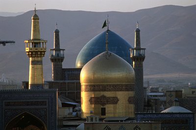 Reza imám, a 8. síita imám szentélyének csupa arany kupolája és minaretje, mögötte a Timurid Gowhar Shad mecset alkotó: Islamic School