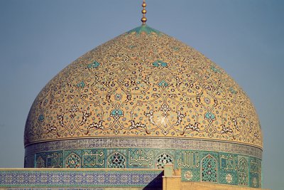 A Masjid-i-Sheikh Lutfallah kupolája, amelyet 1602-1919 között épített I. Abbász sah (fajansz mozaik) alkotó: Islamic School