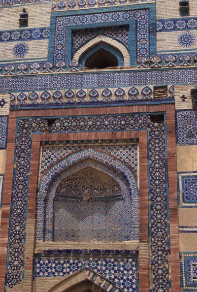 Csempék az 1494-ben emelt Bibi Jawindi (megh. 1403) mauzóleumának bejárati kapuján alkotó: Islamic School