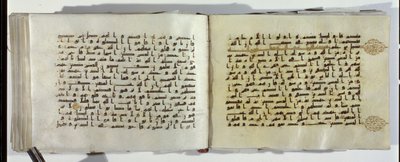 Egy keleti kufic írással írt Korán-kézirat két oldala alkotó: Islamic School