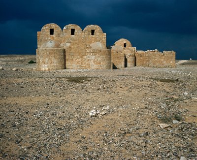 Kilátás a Qasr Amrára, a sivatagi kastélyokra (711-715) alkotó: Islamic School