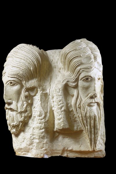 Háromfejű, a Szentháromságot ábrázoló mellszobor töredéke a názáreti Angyali üdvözlet templomból alkotó: Israeli School