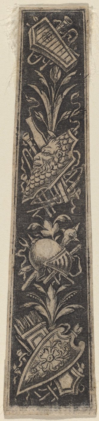 Dísz tányér páncéllal és hangszerekkel alkotó: Italian 18th or 19th Century