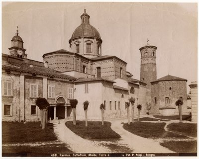 Urunk Jézus Krisztus feltámadásának székesegyháza, jobb oldalon keresztelőkápolnával, Ravenna, Emilia-Romagna, Olaszország, Pietro Poppi fényképe, Bologna, 1900 körül alkotó: Italian Photographer