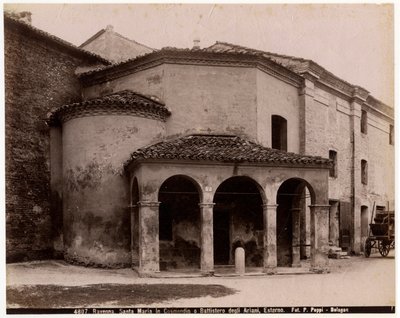 Cosmedin-i Szent Mária-templom vagy Arians keresztelőkápolna, Ravenna, Emilia-Romagna, Olaszország, Pietro Poppi fényképe, Bologna, 1900 körül alkotó: Italian Photographer