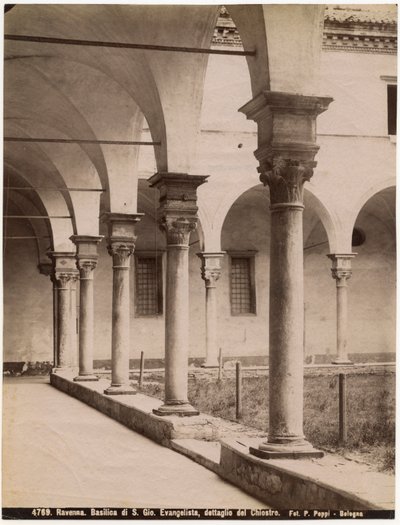 A Szent János evangélista templom kerengője, Ravenna, Emilia-Romagna, Olaszország, Pietro Poppi fotója, Bologna, 1900 körül. alkotó: Italian Photographer