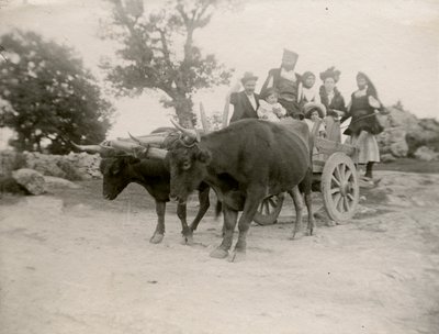 Család ökrös szekéren, Szardínia, Olaszország, 1910 körül alkotó: Italian Photographer