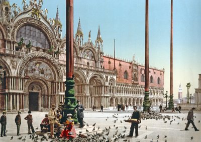 Galambok etetése a velencei Szent Márk téren, 1900 körül alkotó: Italian Photographer