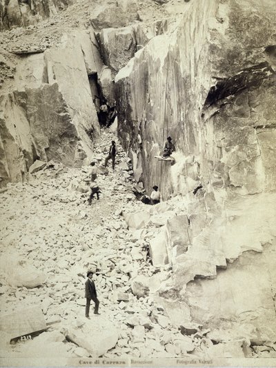 Bányászcsoport dolgozik Ravaccione egyik kőbányájában, 1890-1900 alkotó: Italian Photographer