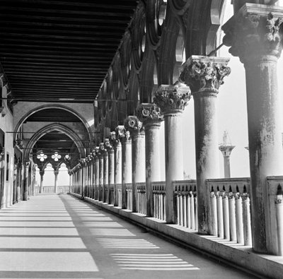 A Palazzo Ducale loggia, Velence, 1960 körül (f / w fotó) alkotó: Italian Photographer
