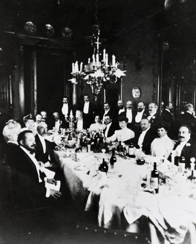 Ebéd a Casa Sonzognoban, a vendégek között fel lehet ismerni Francesco Cilea, Pietro Mascagni, Umberto Giordano, Carlo Romussi, Arturo Colautti, Amintore Galli és Edoardo Sonzogno, Milánó alkotó: Italian Photographer