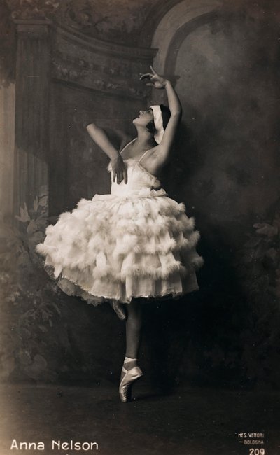 Balerina portréja, képeslap; a támogatás tartalmazza az "Anna Nelson" jelzést alkotó: Italian Photographer