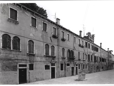 Házsor a Calle Riello-n, Velence alkotó: Italian Photographer