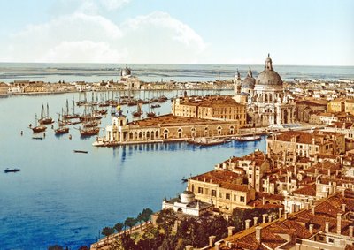Santa Maria della Salute a Campanile-toronyból a Szent Márk téren, Velence, pub. 1900 körül alkotó: Italian Photographer