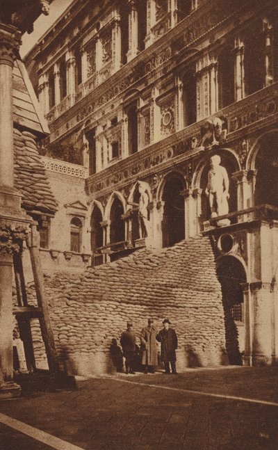Homokzsákokkal védett Scala dei Giganti a velencei Dózse-palotában, I. világháború (fekete-fehér fotó) alkotó: Italian Photographer