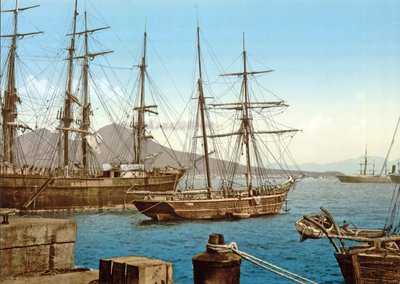 Schooners a Nápolyi-öbölben a Vezúv a háttérben, kocsma. 1900 körül alkotó: Italian Photographer