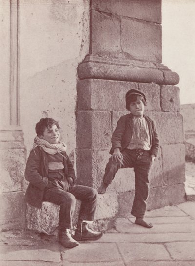 Szicília: Szicíliai fiúk a belvárosban (fekete-fehér fotó) alkotó: Italian Photographer