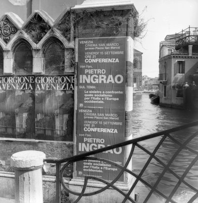 Kilátás egy velencei csatornára, Giorgione-kiállítást és politikai kiáltványt hirdető plakátokkal az előtérben alkotó: Italian Photographer