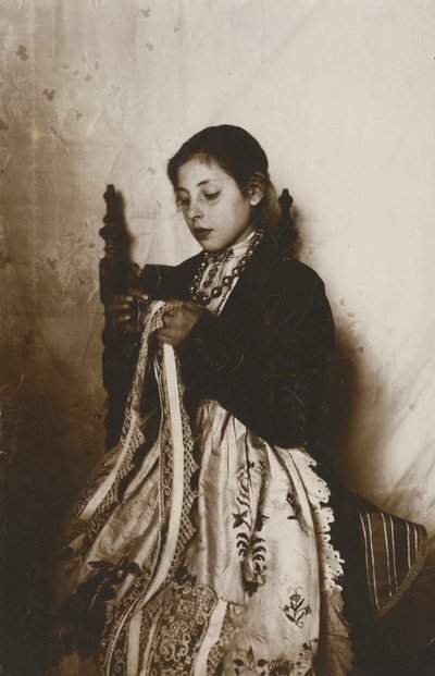 Fiatal nő varr, Toszkána, Olaszország, 1910 körül alkotó: Italian Photographer