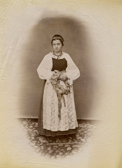 Menyasszonyi ruhát viselő fiatal nő, kezében egy szalaggal tekert kenyérgyűrű, Parre, Lombardia, Olaszország, fényképe: Premiata Fotografia Taramelli, Bergamo alkotó: Italian Photographer