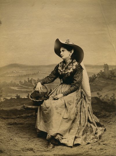 Fiatal nő ruhát és szalmakalapot visel Siena vidékéről, Toszkána, Olaszország, Paolo Lombardi fényképe, Siena, 1890 körül alkotó: Italian Photographer