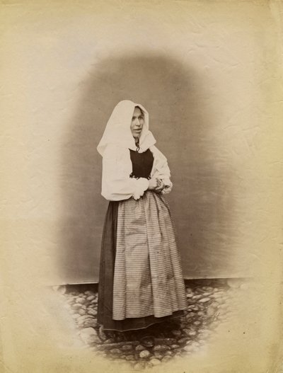 Menyasszonyi ruhát viselő fiatal nő, Parre, Lombardia, Olaszország, fényképe: Premiata Fotografia Taramelli, Bergamo alkotó: Italian Photographer